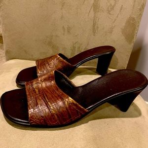 Bronze open toed mules 💥